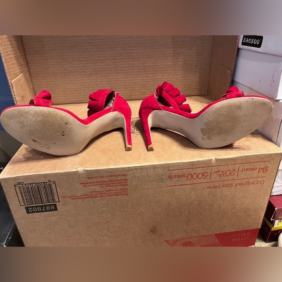 Size 6 red ruffle heels 👠 - Picture 3 of 4